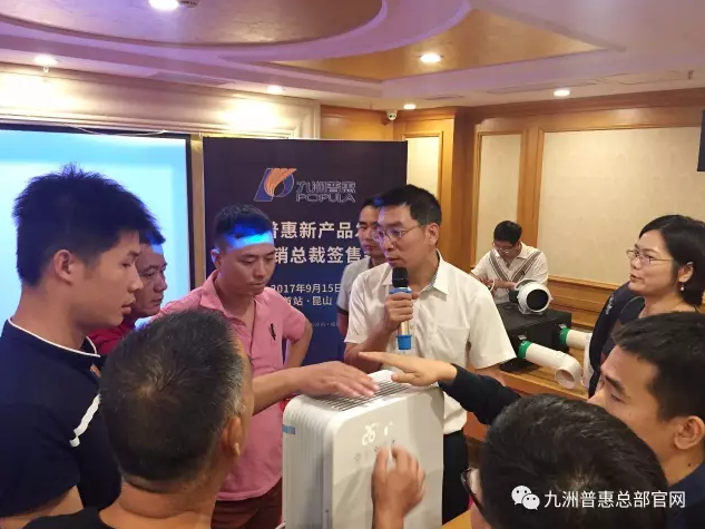 现场经销商对新产品充满兴趣